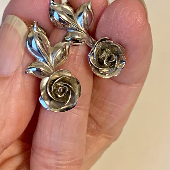 Bond Boyd Vintage Rose Sterling Screw Back Earrings - Picture 4 of 4